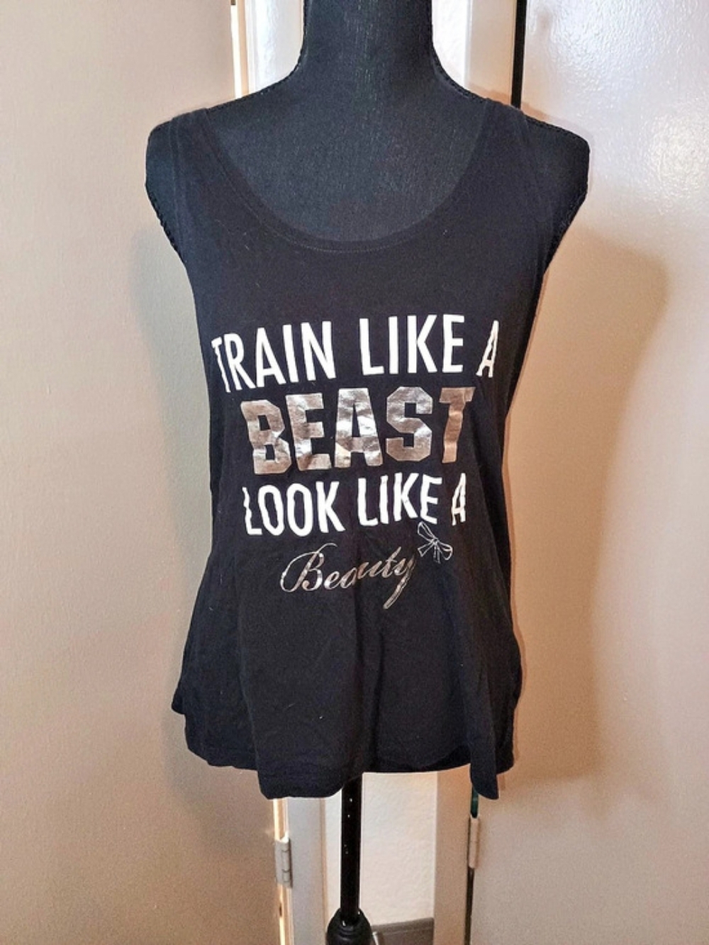 Graphic Muscle Tee in Black Size Medium Like New